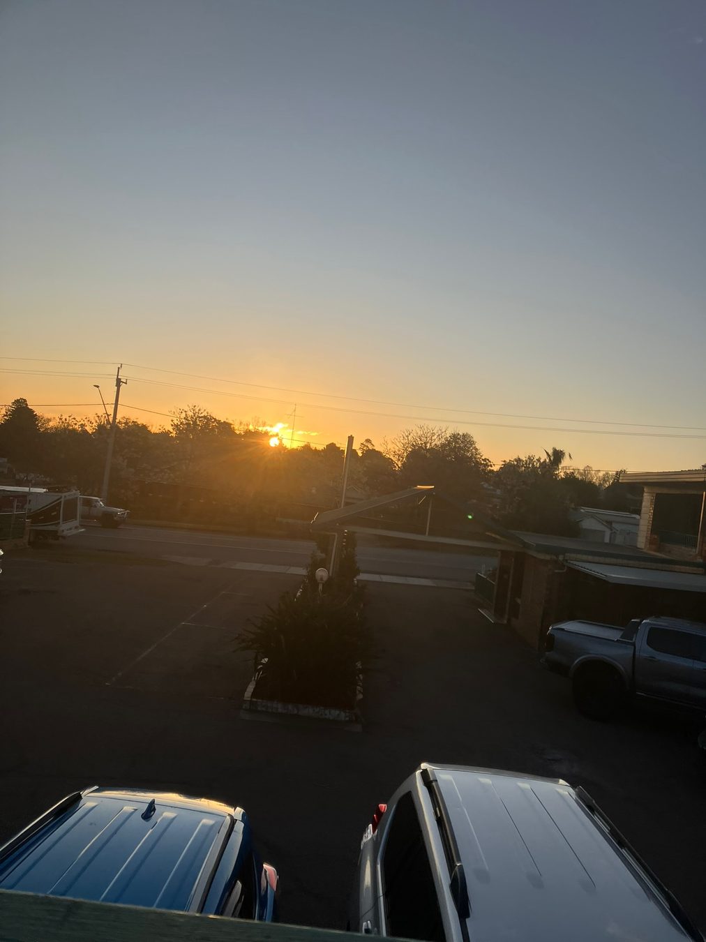 The sun setting over accommodation in Narrandera.